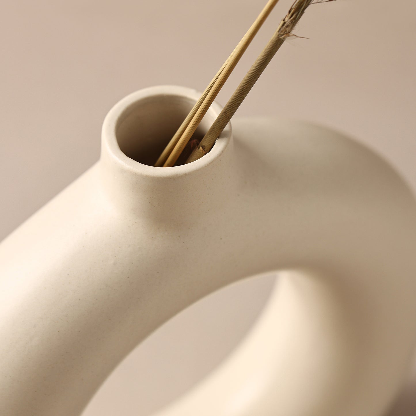 Ceramic Classic Donut Vase 8″ – Minimalist Artistry for Modern Spaces