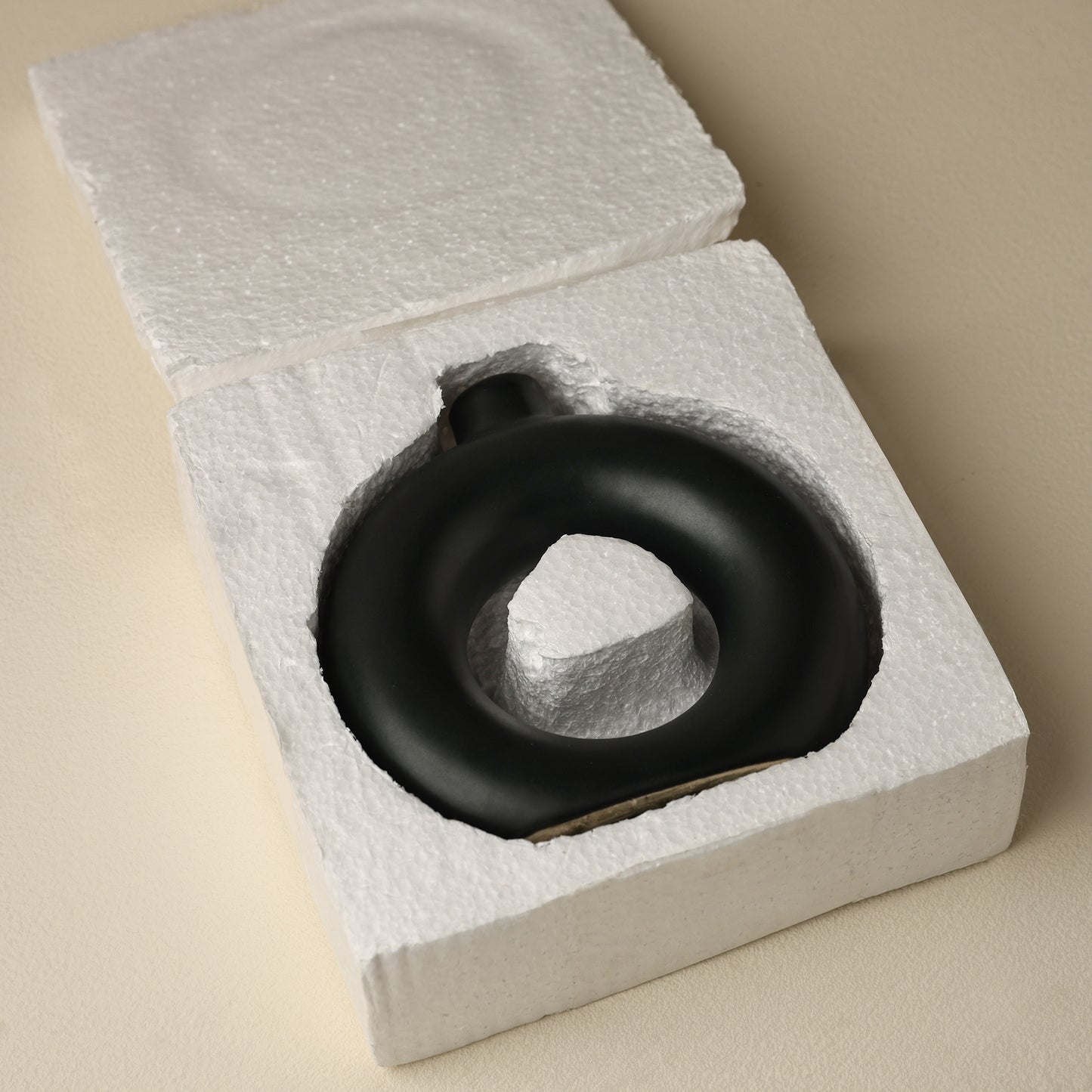 Ceramic Classic Donut Vase Set of 8" white & 6″ black – Minimalist Artistry for Modern Spaces (Copy)