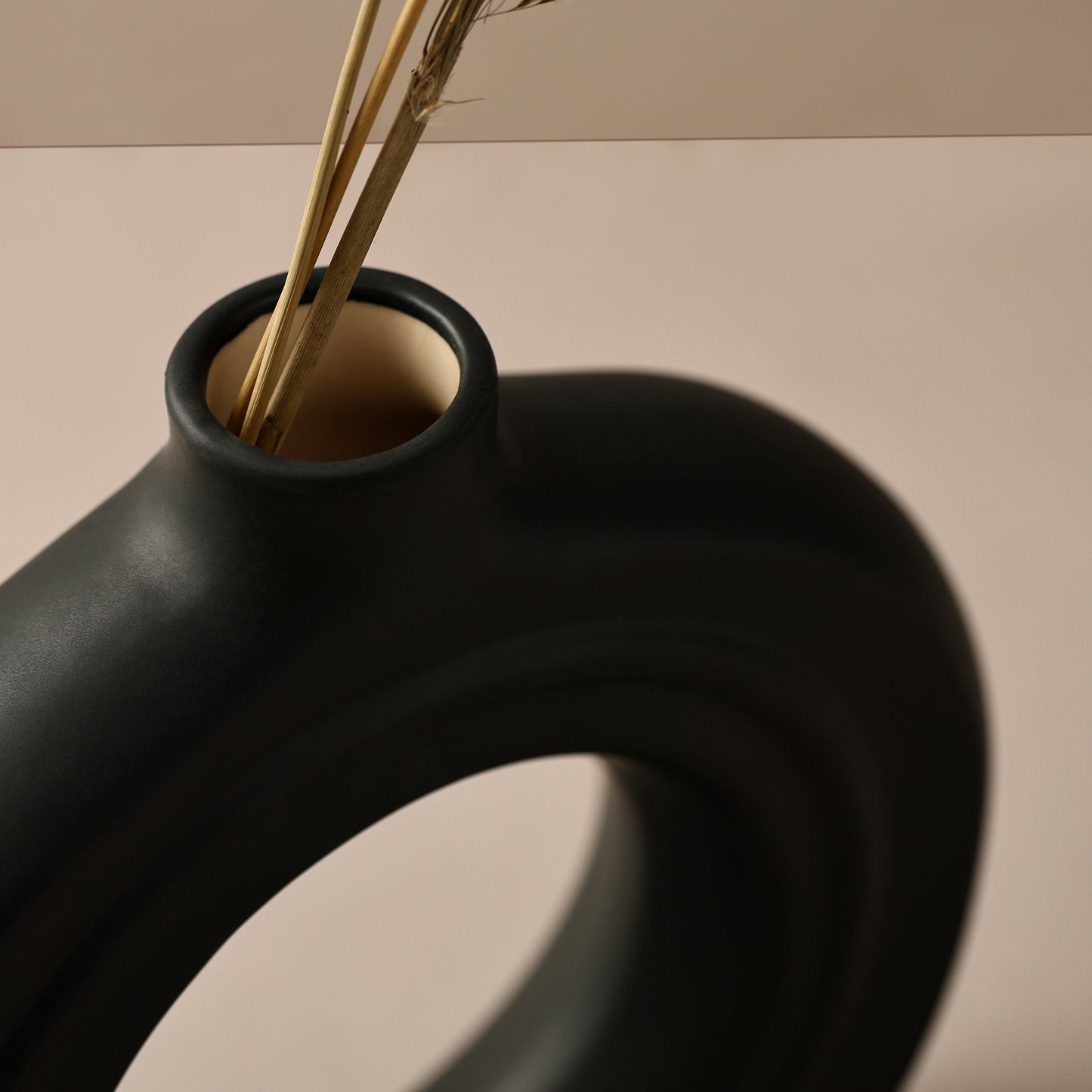 Ceramic Classic Donut Vase 6″ – Minimalist Artistry for Modern Spaces